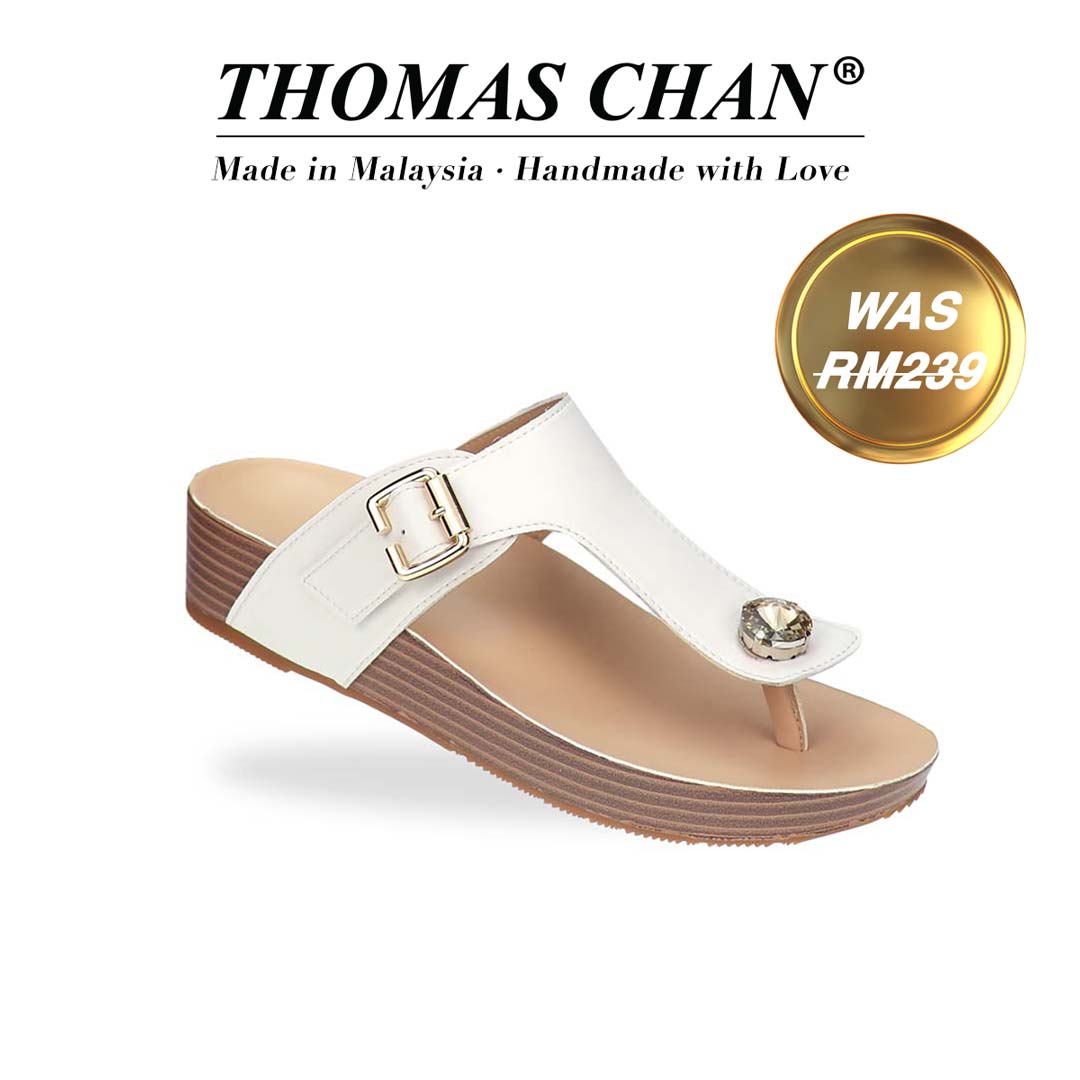  Diagonal view of Thomas Chan’s Dazzle Crystal Adjustable Flip-Flops in black, featuring a sparkling crystal stone, adjustable buckle strap, and LiteStep flatform footbed, highlighting their casual yet elegant style. The 'THOMAS CHAN®' brand logo is clearly visible, with the inscription 'Made in Malaysia · Handmade with Love' underneath. A gold and white banner showcases the special offer: 'Was RM239.'