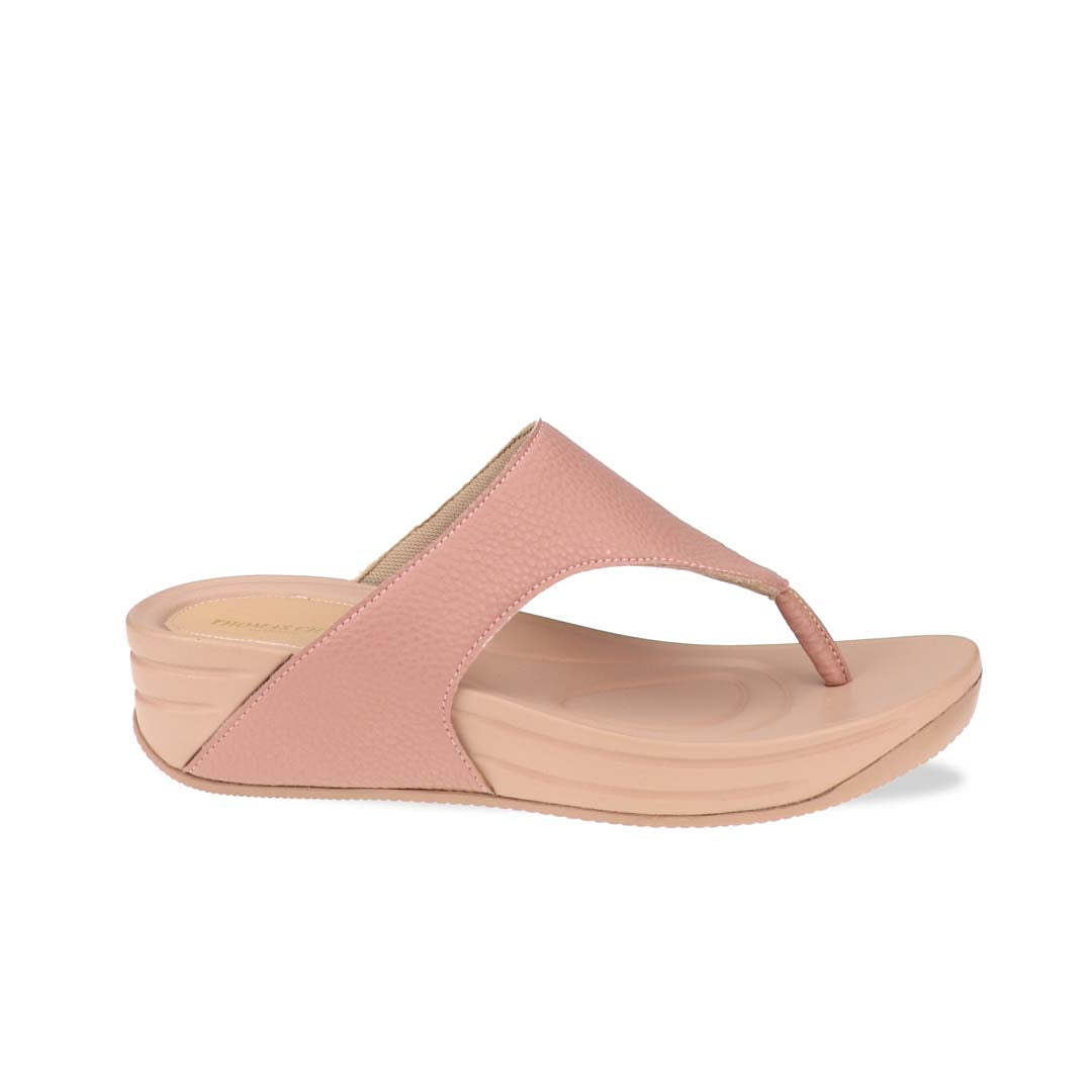 Side profile of the pastel pink flip-flop sandals, highlighting the thickness of the Bounce Care sole and the smooth curve of the arch-support design.