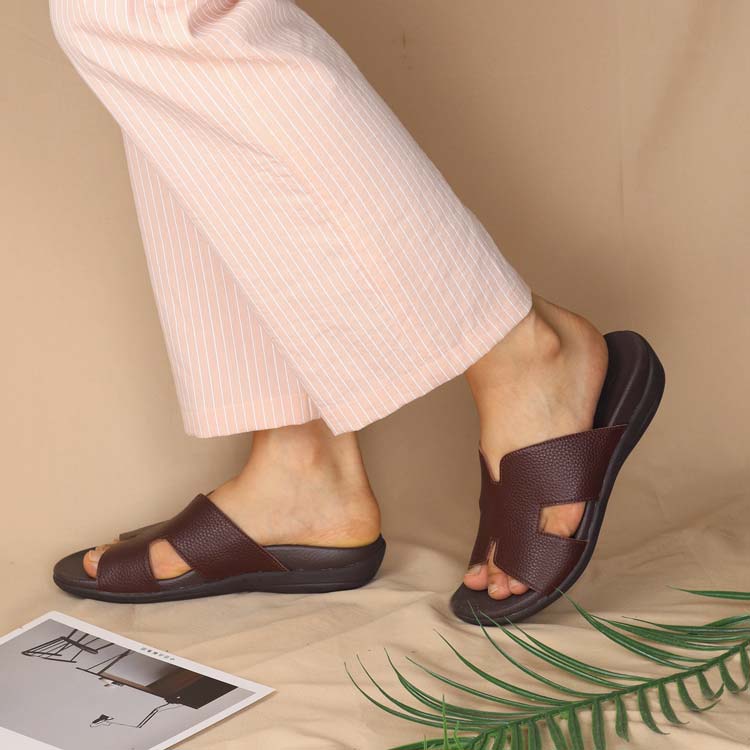 Outfit idea inspired by Morandi colors featuring light pink pants paired with dark brown-colored Thomas Chan H-strap slip-on slide sandals for a stylish everyday look